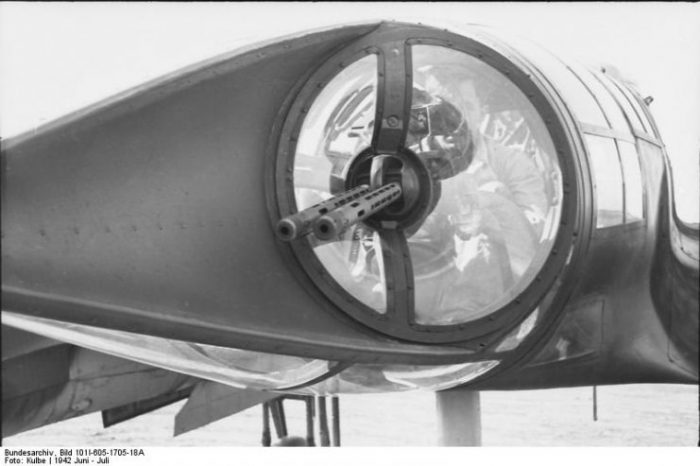 Close up view of an Ikaria-designed twin barrel machine gun mounting in the crew nacelle’s tail cone. Photo by Bundesarchiv, Bild 101I-605-1705-18A Kulbe CC-BY-SA 3.0