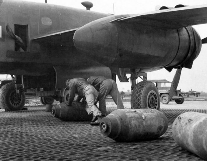 Loading bombs to B-25 Mitchell. Photo FORTEPAN National Archives