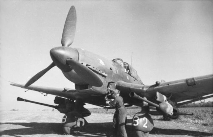 This aircraft, which incidentally was Hans-Ulrich Rudel’s, is equipped with the devastating 37 mm cannons. Image by Bundesarchiv CC BY-SA 3.0 de.