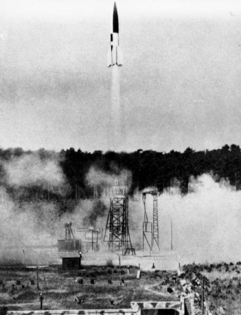 “Dream Machine” V-2 rocket launched from Test Stand VII in summer 1943. Photo: Bundesarchiv, Bild 141-1880 / CC-BY-SA 3.0