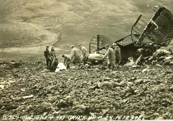 U.S. Army personnel remove bodies from the wreckage of Andrews’ B-24 after it struck a mountainside in Iceland, May 1943.
