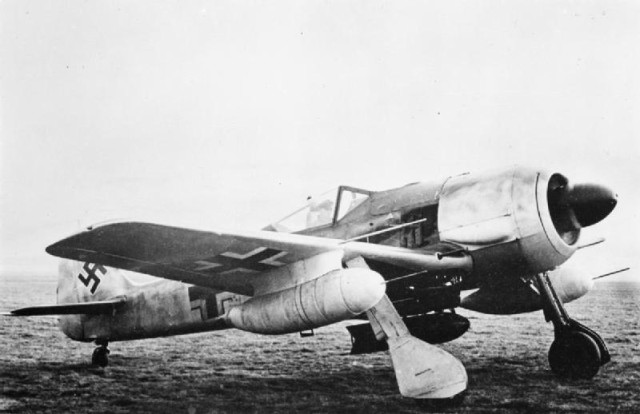 Fw 190 G-1 showing the ETC 250 bomb rack, carrying a 250 kg (550 lb) bomb, and the underwing drop tanks on VTr-Ju 87 mounts.