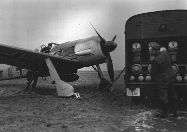 Schlachtflieger Fw 190 +E being fueled